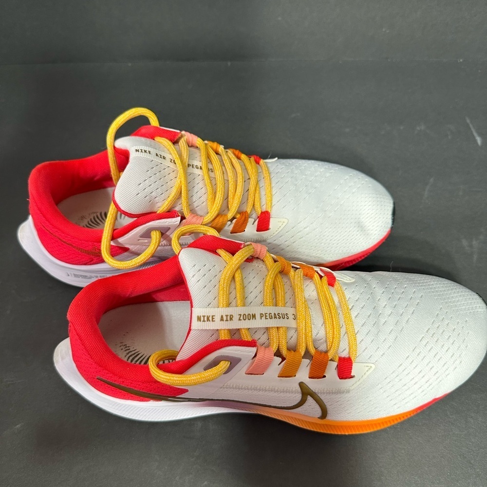 Nike Air Zoom Pegasus with Red and Yellow size 9.5 pre owned Exellent condition - Picture 3 of 7